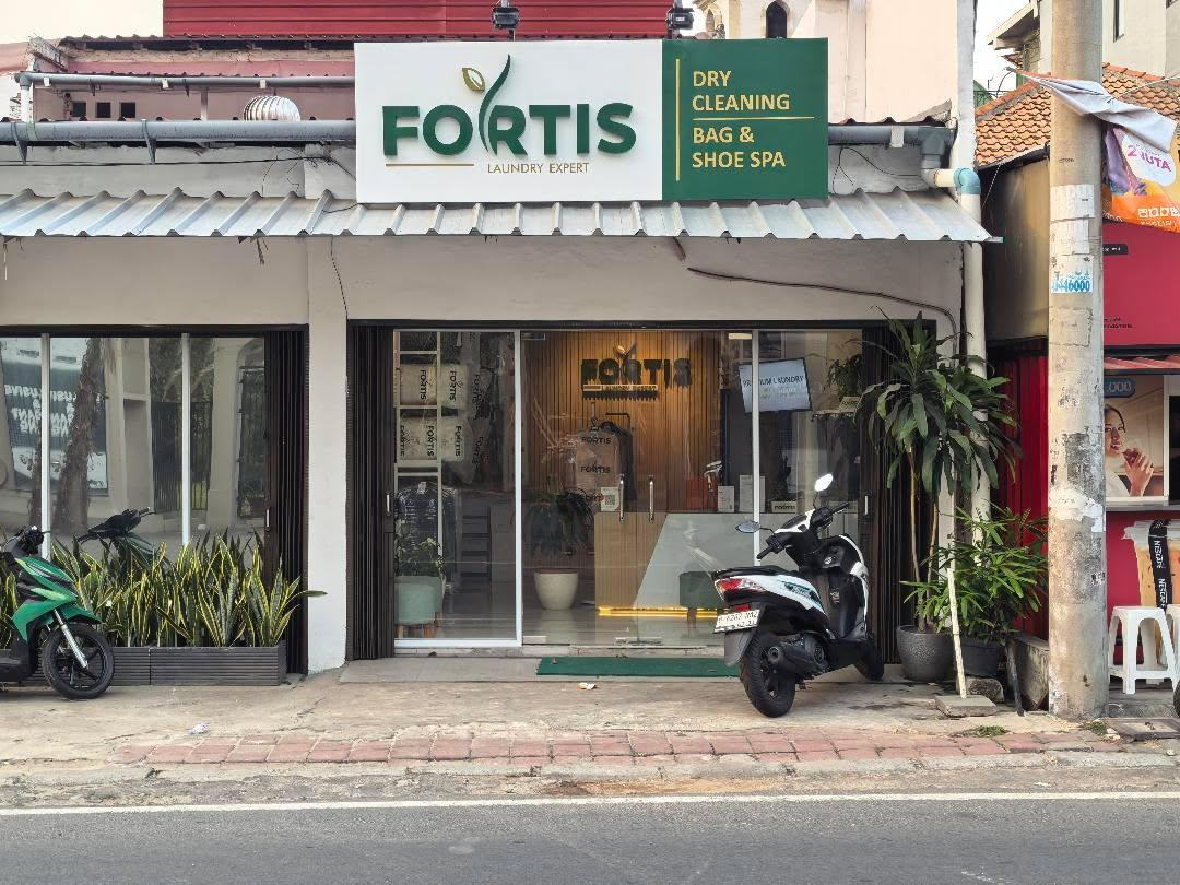 Tampak depan outlet FORTIS di Kebon Jeruk